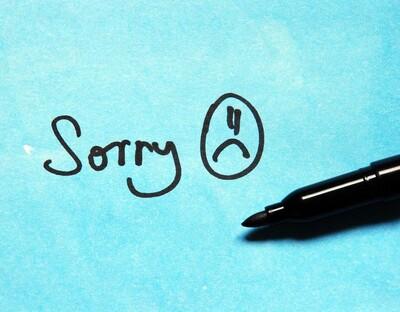 كيف يُخفي الإفراط في الاعتذار ضعفًا لم ترتكبيه أصلًا
